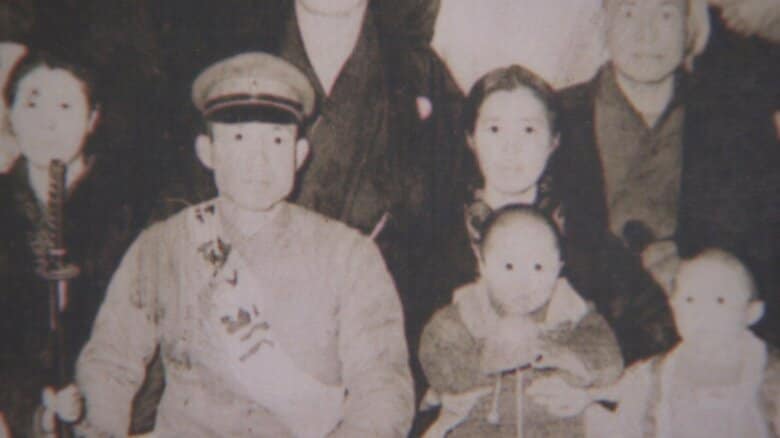 出征する父親と母親に抱かれた幼い高橋春男さん