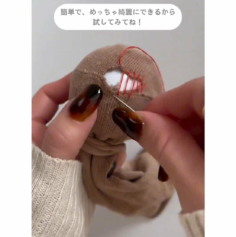 靴下の裏側から針を通して、ヨコ、タテ、ヨコ、タテと交互に縫っていく