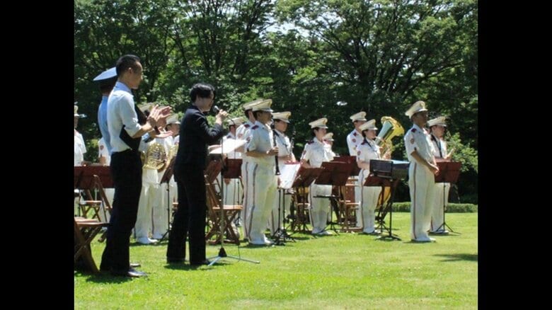 東御苑で行われた皇宮警察音楽隊のコンサートでは司会も任された根本さん