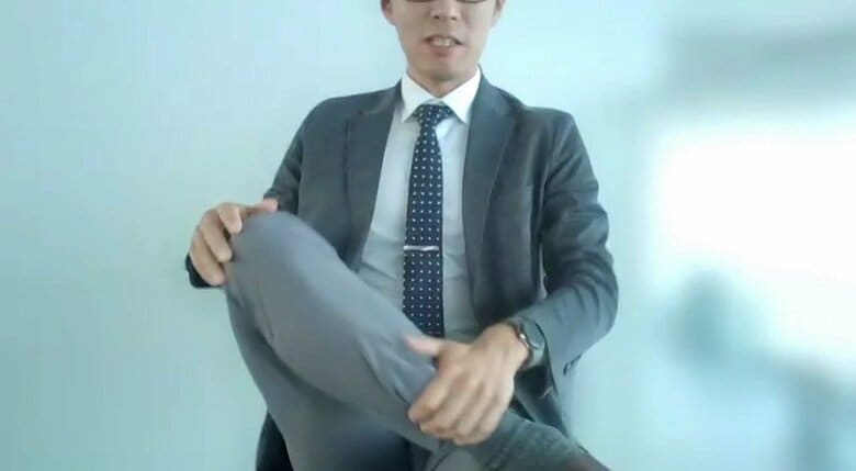 椅子に座った状態でできるストレッチ（片方の足を膝にのせて前屈）