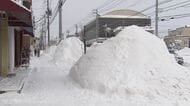「雪積もりすぎて絶望です…玄関開けて絶望です」猛吹雪の“影響大”札幌市の雪山は3メートル近く―新千歳空港で126便欠航し約900人が空港内で一夜明かす〈日本海側15日明け方まで大雪続く予想〉北海道