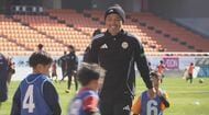 「練習のための練習じゃなく試合のことを考えて」　サッカー元日本代表の小野伸二さん　小学生のサッカー教室に登場　ドリブル練習やミニゲームに参加