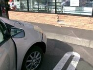 「アクセルとブレーキを踏み間違えた」コンビニに買い物に来ていた60代女性が運転する乗用車が突然暴走し店舗に突っ込む…商品が散乱するもケガ人なし〈北海道栗山町〉