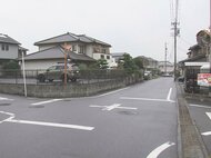 23歳女性が重傷か…住宅街の交差点で自転車に乗った女性が出合い頭に車にはねられる 車はそのまま逃走