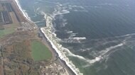 過去最悪の「赤潮」で泡立つ波打ち際…ウニやサケ大量死 北海道の上空の様子は
