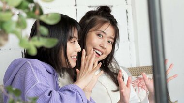 有村架純と浜辺美波が“ドカン!”とほしいものは「家具」に「マグロのすき身」 仲良し姉妹の新CM