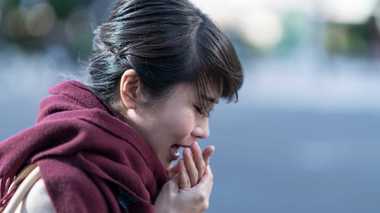 くしゃみをおさえるのは“手”じゃなく“肘の内側”ってホント? インフル感染防ぐ「エチケット」を聞いた