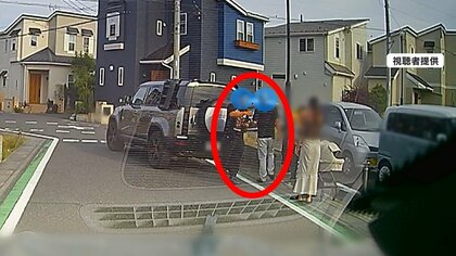 【逃走中】小学生の列に突っ込みひき逃げ4人けが　追跡した車のカメラが捉えた一部始終　児童「車を移動すると言ってそのまま逃げちゃった…」