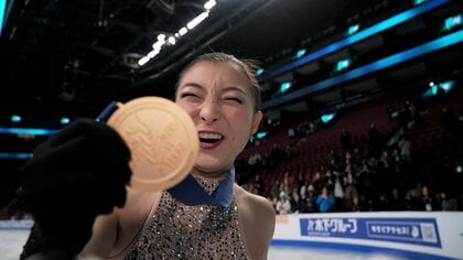 坂本花織「エッジを踏んでコケそうになった」逆転優勝 日本史上初のアベック3連覇へ前進【世界フィギュア2024】