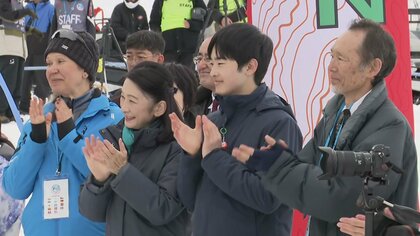 悠仁さまが小学生にアドバイスする場面も 紀子さまと北海道・留寿都村でスキーオリエンテーリング講習会参加、こども園でも交流