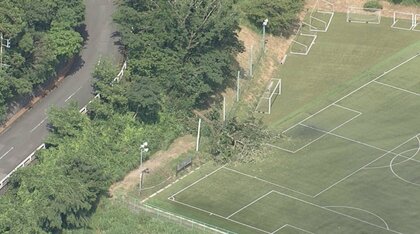 【速報】サッカーグラウンド脇の木が倒れる　小学生がサッカーの試合中　観戦中の母親や幼児含む7人ケガ　倒木の瞬間は給水中だったか　危ないと気づいた人が声かけ被害軽減か　
