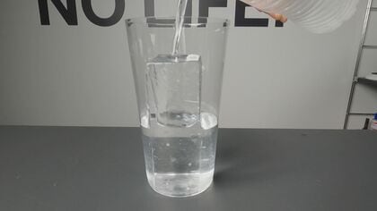 透明すぎてグラスで姿を消す“ニンジャアイス”がアメリカのバーで引っ張りだこ…生産するのは創業100年の老舗氷店