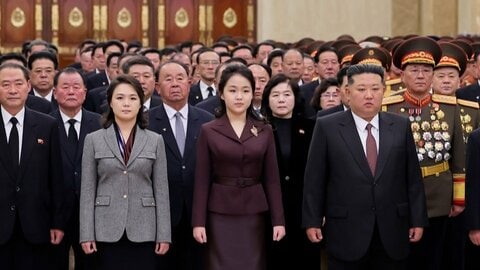娘が中央に…北朝鮮・金正恩総書記が父・祖父の遺体が安置される宮殿を参拝　「後継問題に関する“シグナル”の可能性」と韓国メディア