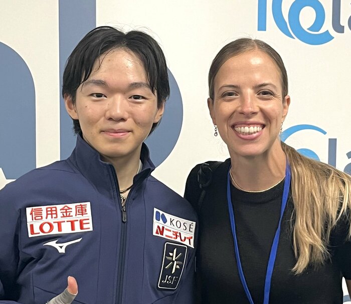 鍵山はカロリーナ・コストナーをコーチに迎えた