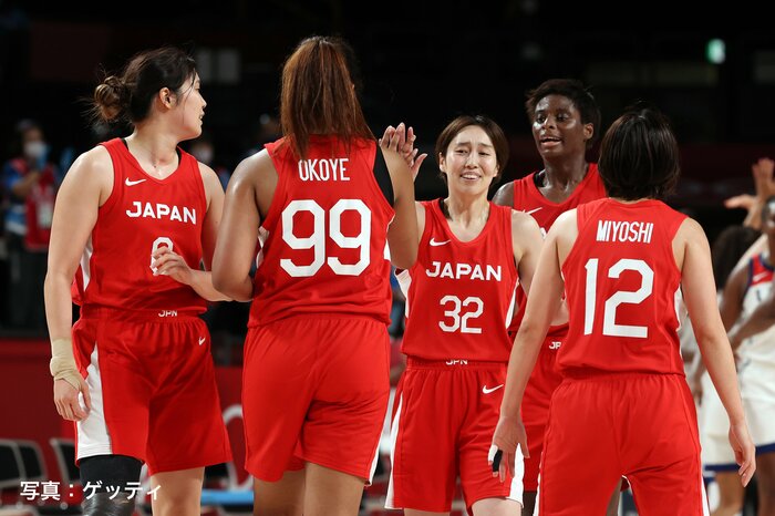 東京五輪で銀メダル獲得を決めた宮崎早織ほか日本代表選手ら(2021年8月、さいたまスーパーアリーナ)