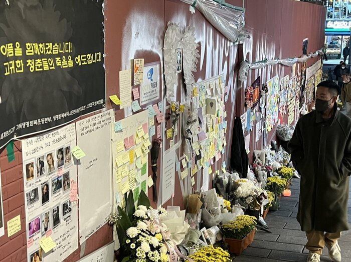 事故現場の路地には犠牲者を悼む花やメッセージがところ狭しと並ぶ。日本語のメッセージも少なくない。