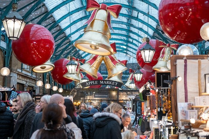 巨大な金色のベルが並ぶコベントガーデン （撮影：中島佑馬）