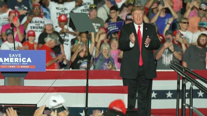 トランプ前大統領の登場で熱気に包まれた会場(アイオワ州デモイン・10月9日)