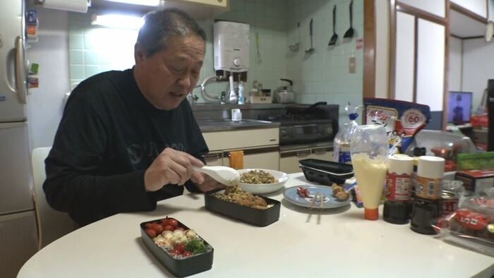 息子のお弁当を作る奥家正史さん(長野県松本市)