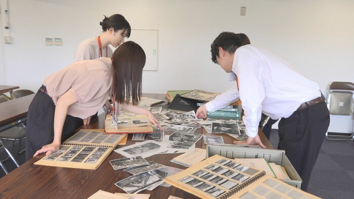 昭和の写真を整理する福井市の職員たち