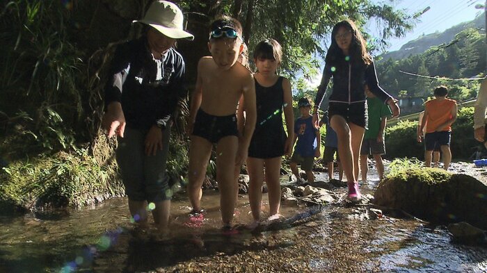 魚に興味津々の子どもたち