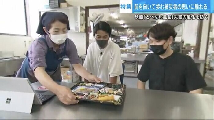 東出さんと宮川監督に自慢の仕出し料理をふるまう上田さん