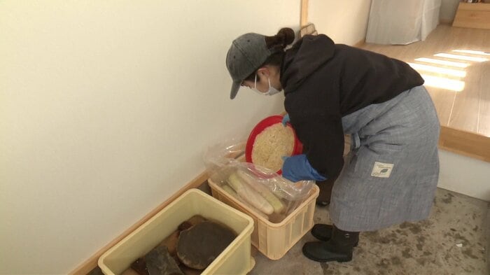 祖母から受け継いだ『大根のからし漬け』の漬け込み作業