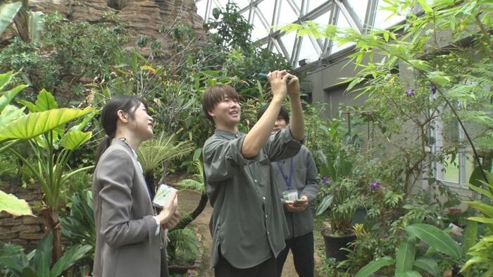 秋葉区役所職員に撮影方法を教えるスマミーさん