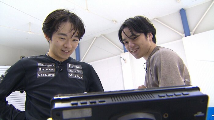 氷上練習をフィードバックする2人