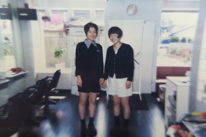 福岡の美容室で働いていた頃の和美さん(左)