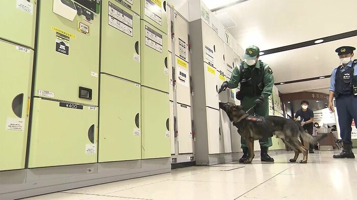 コインロッカーに不審物がないか確認する警視庁の警備犬(午前10時半ごろ JR東日本)