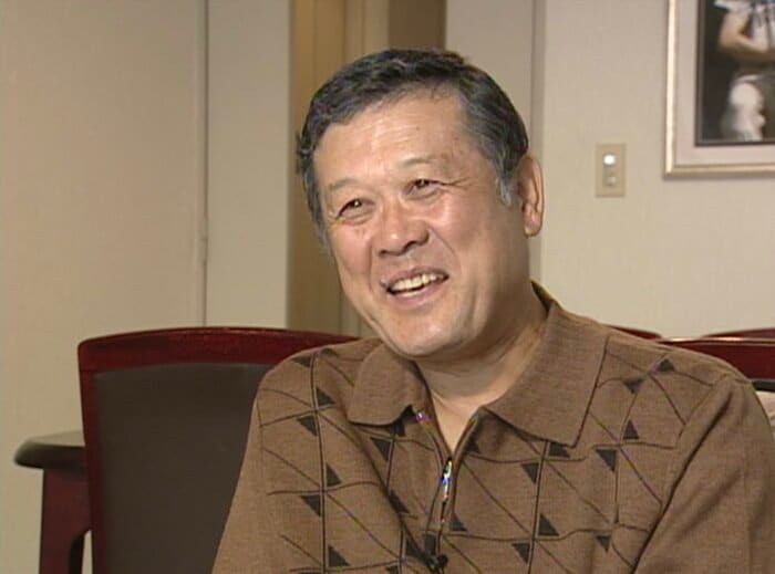 インタビューに応える日本人初のメジャーリーガー・村上雅則氏(2004年)