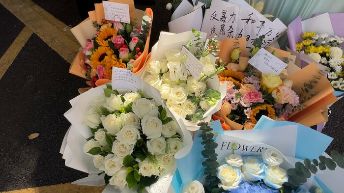 事件現場には多くの花が手向けられている