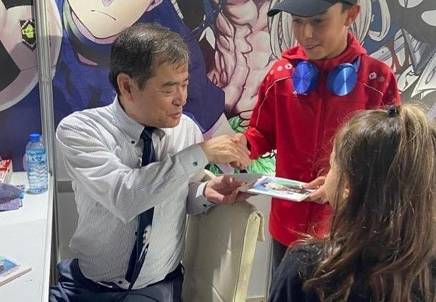 トルコ南部のアンタルヤで行われたサイン会で握手を求められる森脇さん(2023年11月)