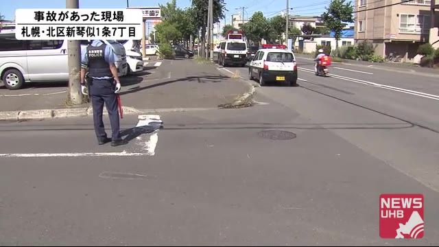 自転車の高齢女性