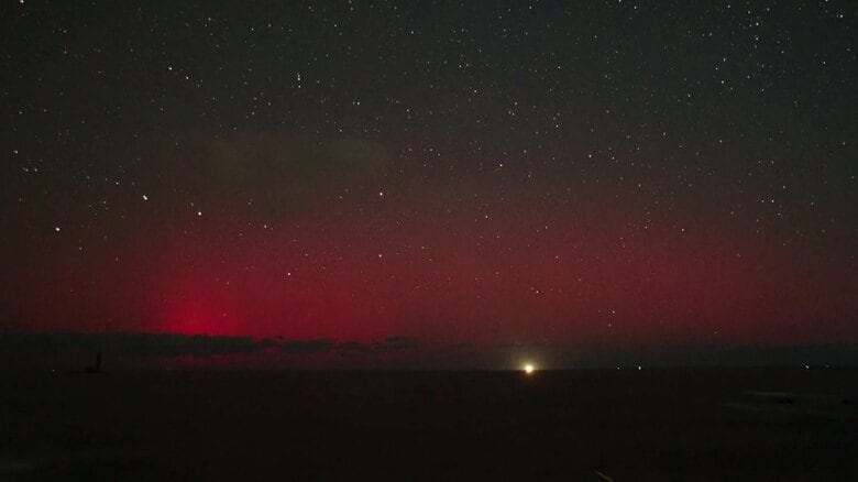 11年ぶりのオーロラ観測“当たり年” 11月に北海道や富山など各地で「低緯度オーロラ」 宇宙からの絶景も話題に|FNNプライムオンライン