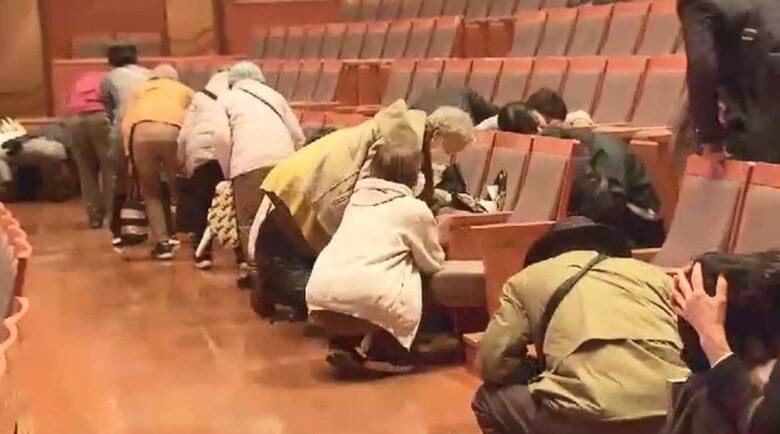 コンサート中に緊急地震速報が…震度5強の地震を想定した“劇場型訓練”　約130人の観客など約5分で避難完了　福岡・北九州市｜FNNプライムオンライン