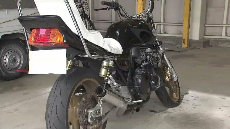 バイクが赤信号を無視→パトカーから逃走→ガードレールに衝突　10代とみられる2人ケガ　福岡市｜FNNプライムオンライン