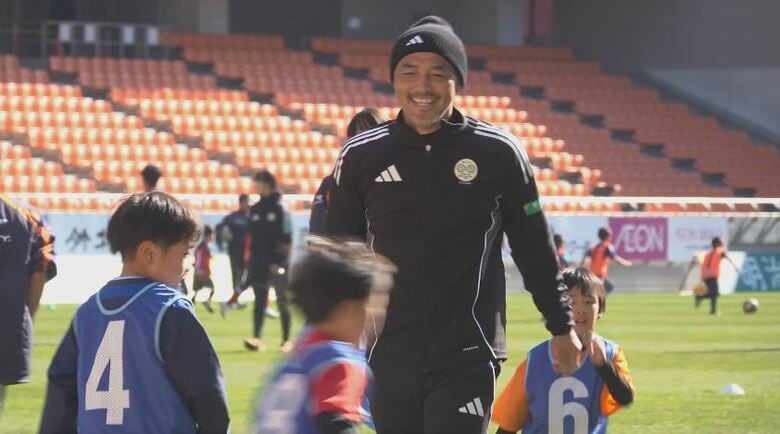 「練習のための練習じゃなく試合のことを考えて」　サッカー元日本代表の小野伸二さん　小学生のサッカー教室に登場　ドリブル練習やミニゲームに参加｜FNNプライムオンライン