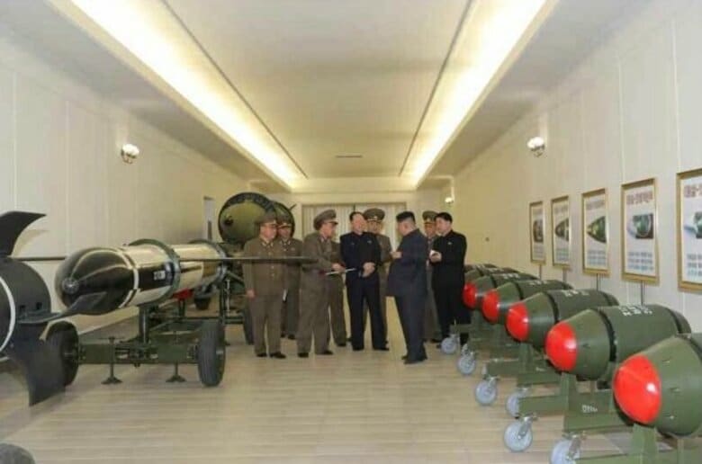 ずらりと並ぶ小型化された樽状の核弾頭？多様化する“北朝鮮核兵器”はホンモノなのか｜FNNプライムオンライン