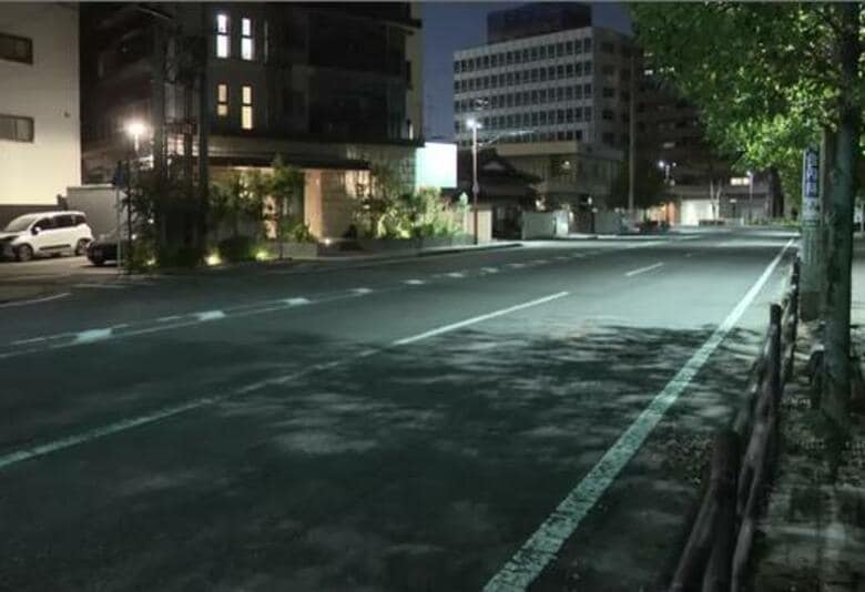 パトカーの追跡受け横転…未明に車で赤信号を無視した疑いで運転手の25歳男を現行犯逮捕 容疑者にケガなし｜FNNプライムオンライン