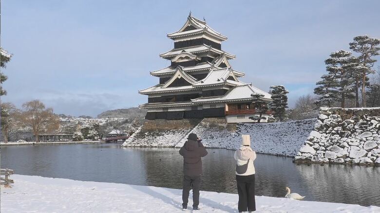 天守や石垣も白く…松本城も雪化粧　観光客「すごくきれい」　強い寒気で県南部にも積雪｜FNNプライムオンライン