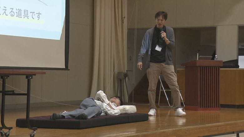 6時間睡眠が2週間続くと「2日徹夜と同じくらい能力低下」　睡眠の専門家が中学生に“快眠”の大切さ伝える　「スマホは寝る30分前まで、ベッドから離して充電を」｜FNNプライムオンライン