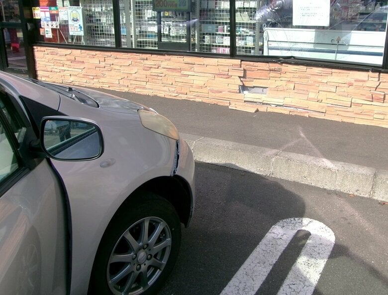 「アクセルとブレーキを踏み間違えた」コンビニに買い物に来ていた60代女性が運転する乗用車が突然暴走し店舗に突っ込む…商品が散乱するもケガ人なし〈北海道栗山町〉｜FNNプライムオンライン