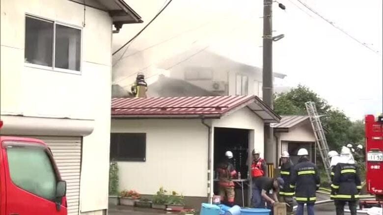 にかほ市住宅全焼火事　火元に住む44歳長男逮捕　焼け跡からは男の両親と見られる遺体も　秋田｜FNNプライムオンライン