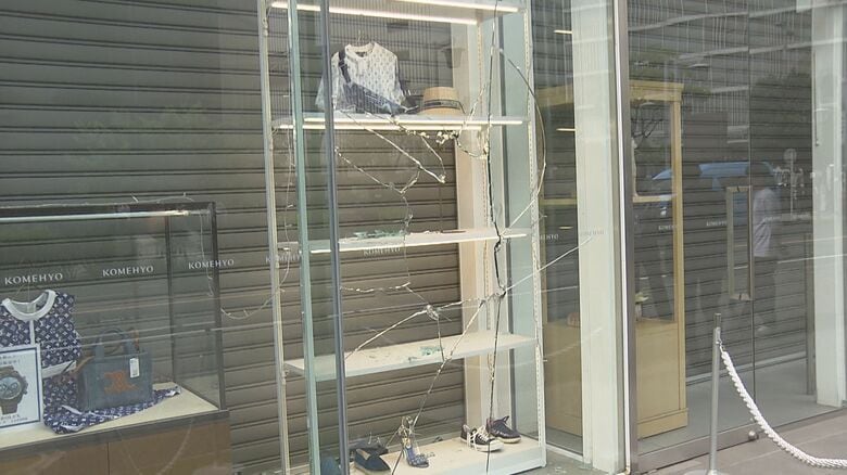 展示中のバッグが盗まれたか…買取販売専門店「コメ兵」で店頭のガラス割られる 閉店後で奥への侵入形跡なし｜FNNプライムオンライン