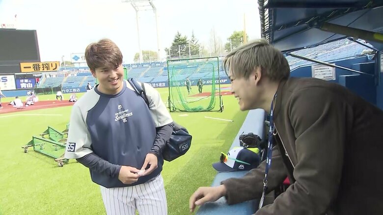 リラックスした表情で談笑する2人(左:村上宗隆)