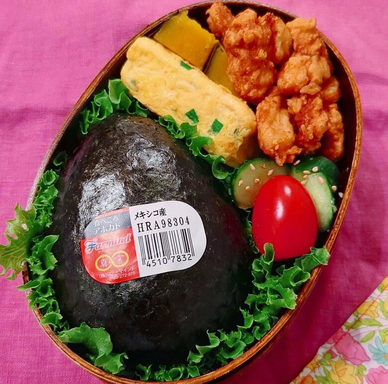 アボカドに見えるが、実はおにぎり