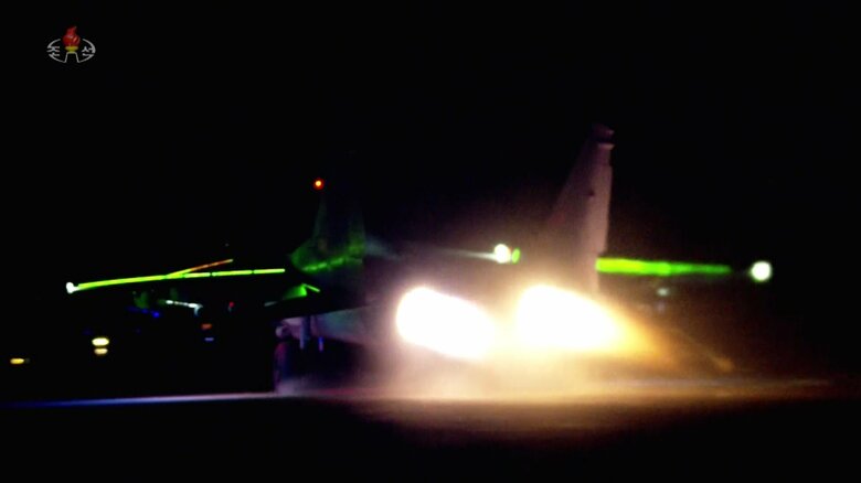 2022年の軍事パレードに電飾して参加するため離陸するMiG-29戦闘機