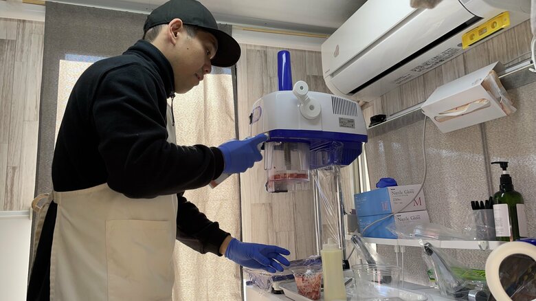 調理をする男性スタッフ